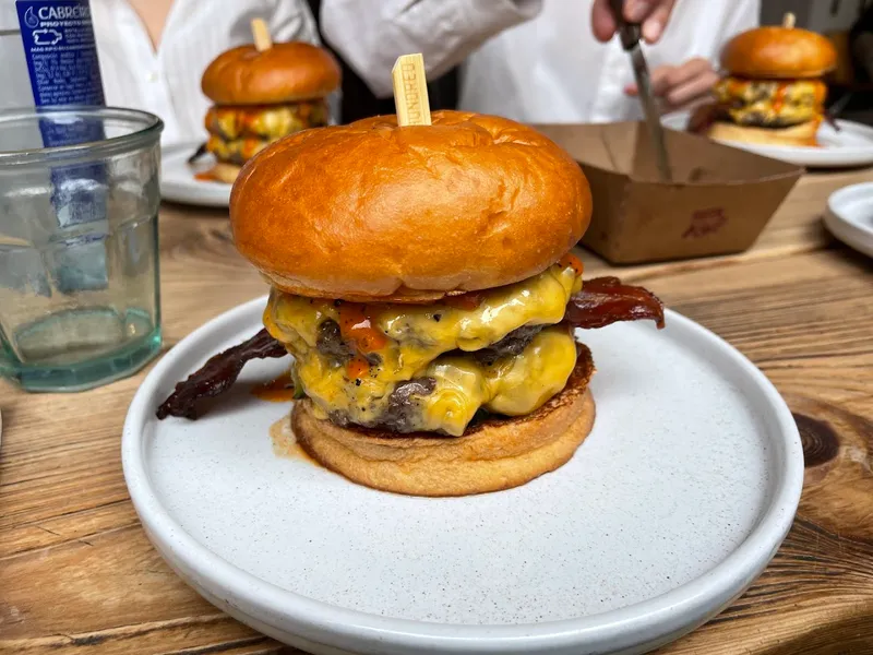 100 Burgers photo 6