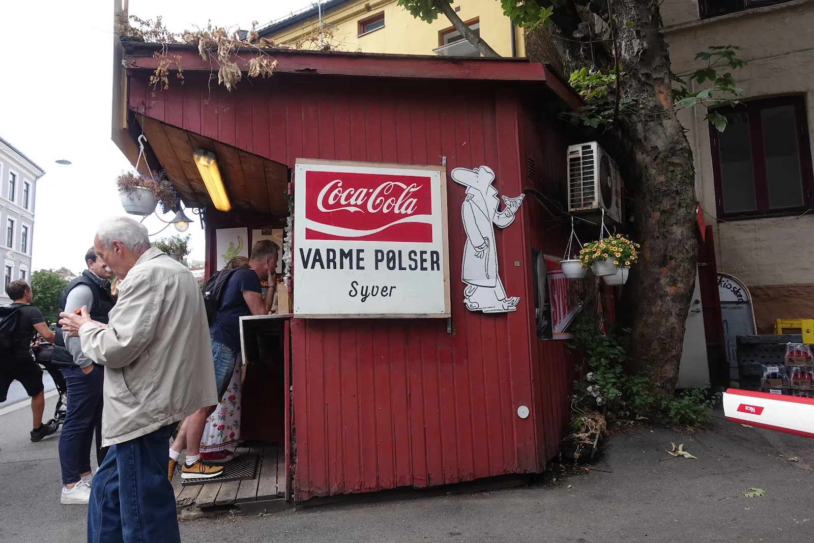 Pølse med lompe at Syverkiosken