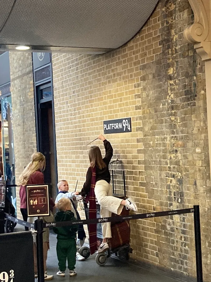 Platform 9 3/4 Shop photo 7
