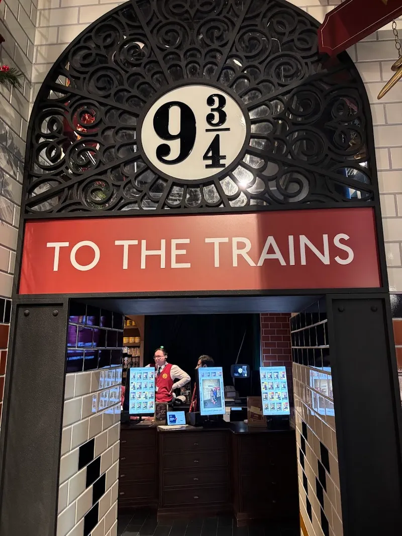 Platform 9 3/4 Shop photo 6