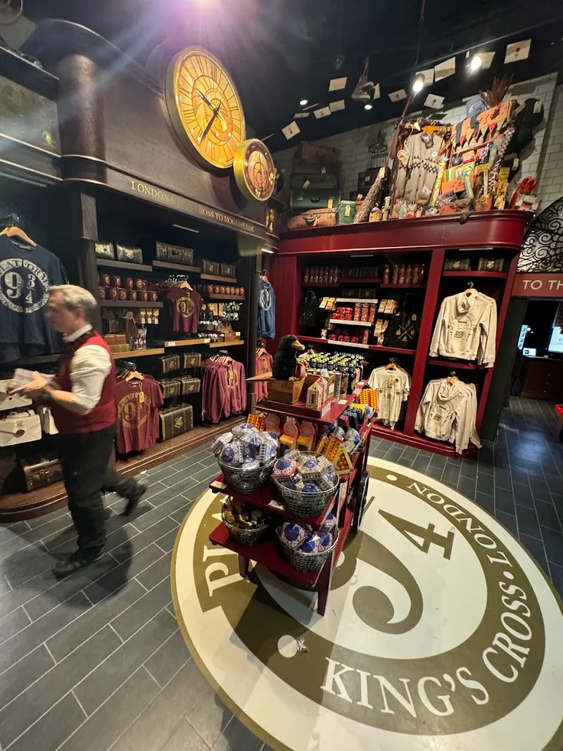 Platform 9 3/4 Shop photo 9
