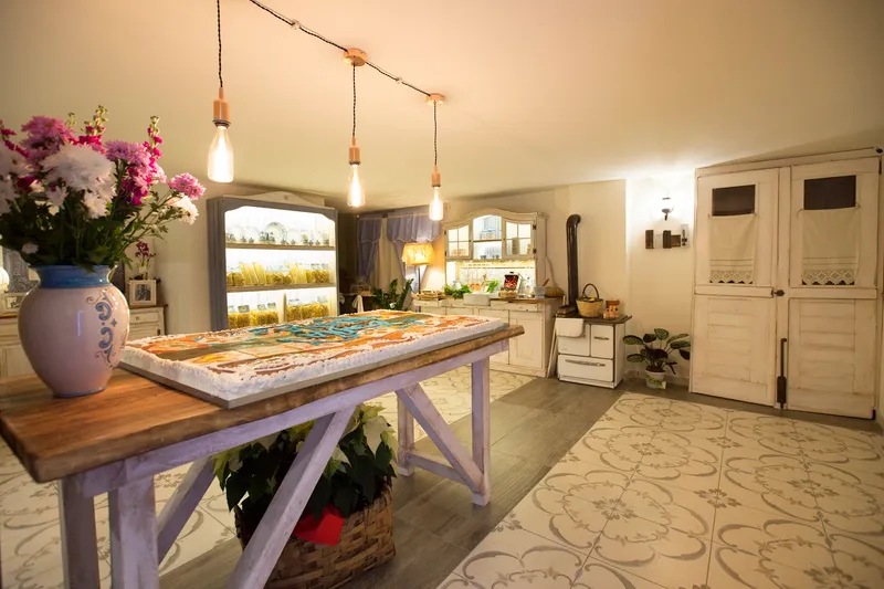 Donna Luisella Take Away