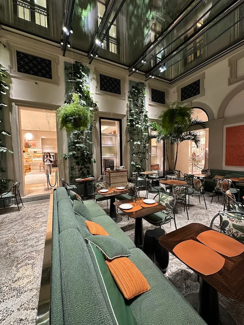 Louis Vuitton Café foto 7