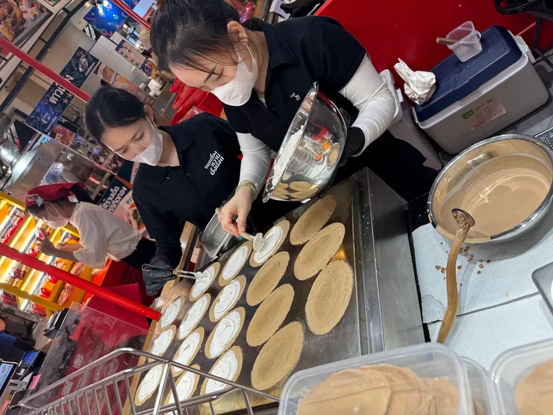 Khanom Buang Talat Phlu (Thai Crispy Pancake Stall) photo 5
