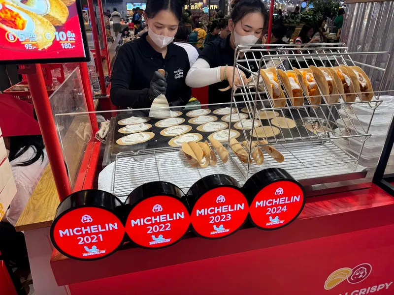 Khanom Buang Talat Phlu (Thai Crispy Pancake Stall) photo 6
