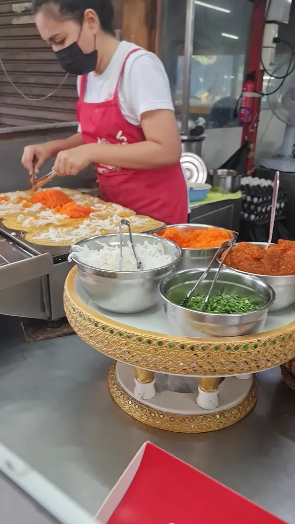 Khanom Buang Talat Phlu (Thai Crispy Pancake Stall) photo 8
