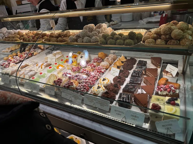 Pasticceria via Nicolò Garzilli 19