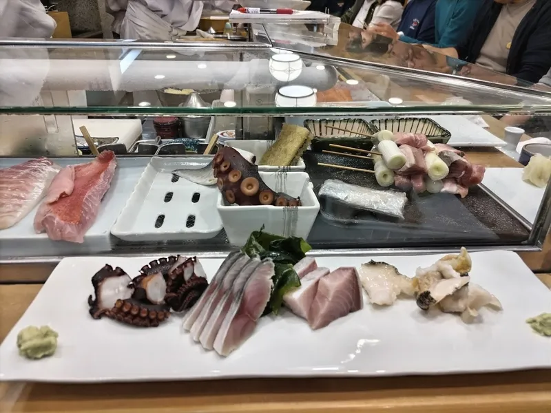 Tsukiji Sushi (unnamed local sushi spot) foto 10