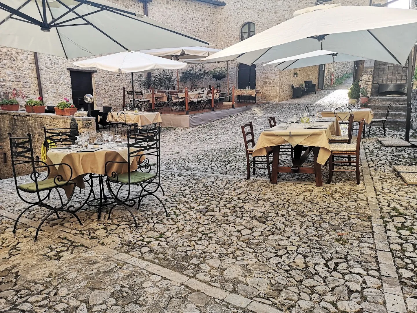 Pizza con gli Sfrizzoli at Ristorante L'Abbazia