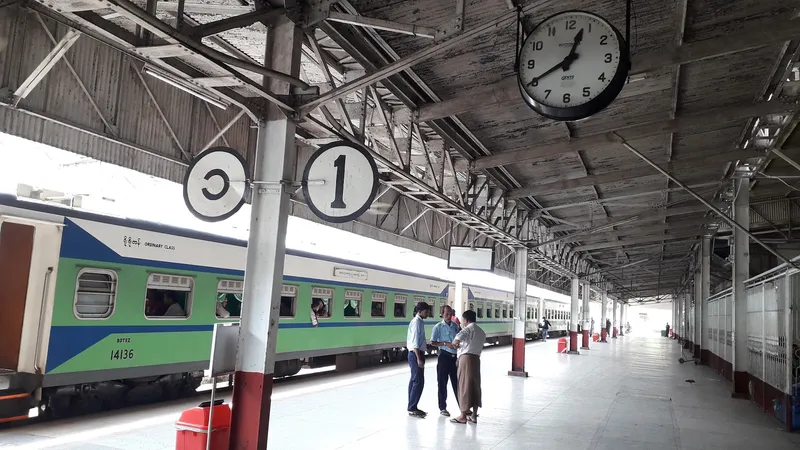 Yangon Central Railway Station foto 6
