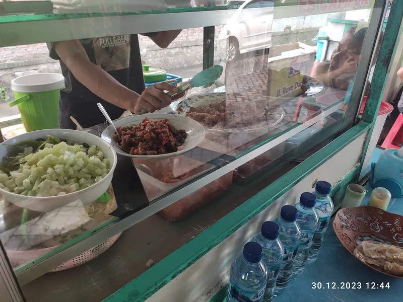 Pecel Kriuk Dan Rawon : Bu. Lilis photo 9