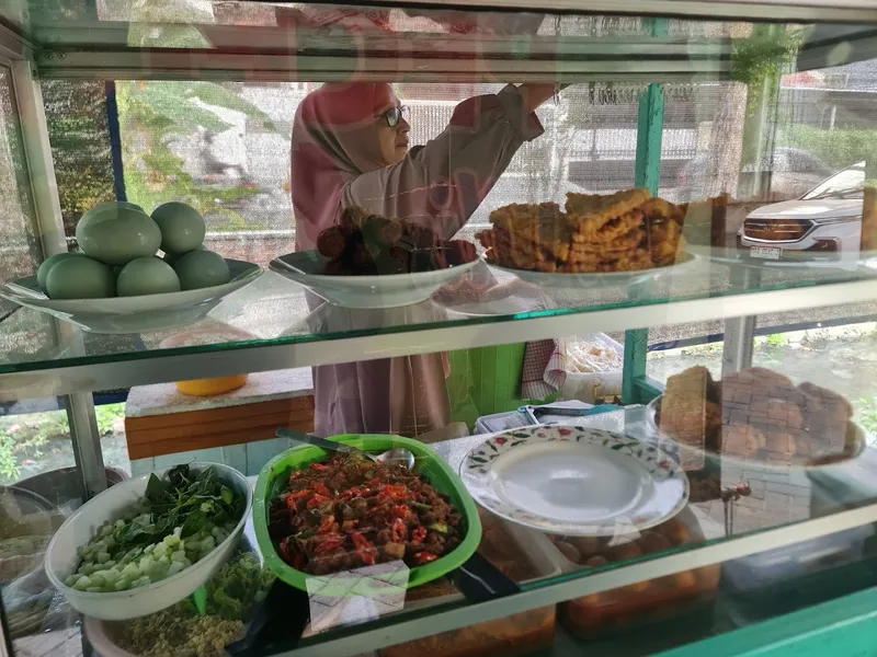 Pecel Kriuk Dan Rawon : Bu. Lilis photo 7
