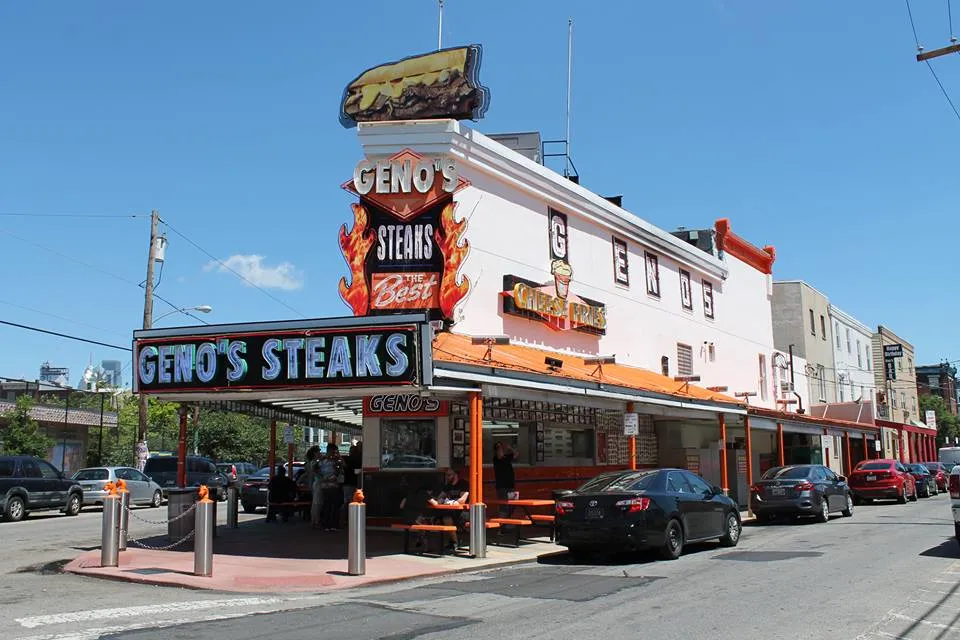 Philly Cheesesteak con Provolone at Geno's Steaks