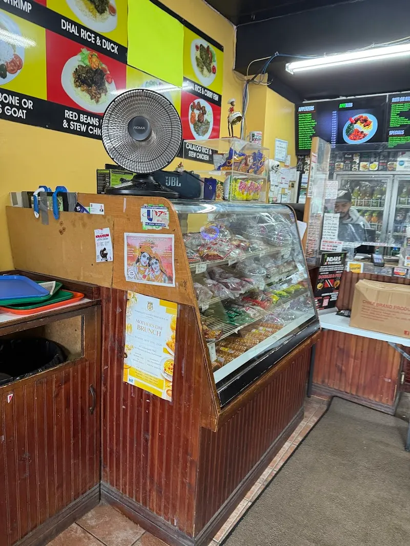 Indar's Roti and Doubles foto 6