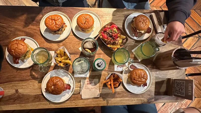 HUNDRED BURGERS foto 6