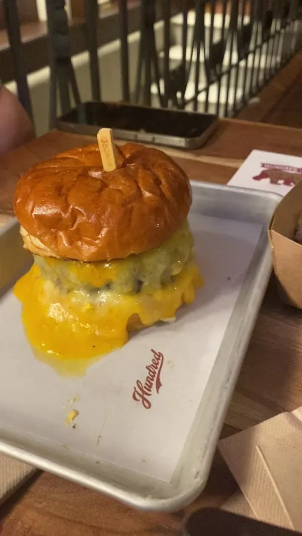 HUNDRED BURGERS foto 8