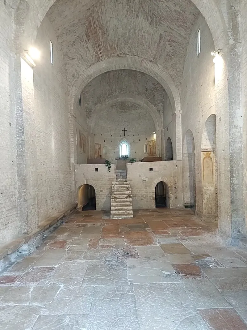 Abbazia di San Vincenzo al Furlo foto 8
