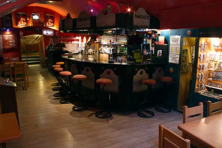 Noir Billiard Salon photo 6