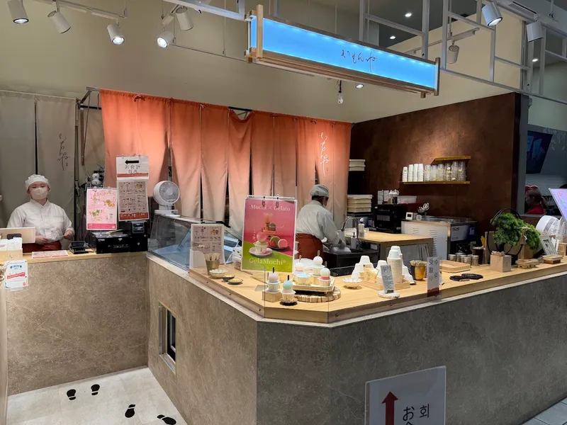 Gelateria (unnamed ice cream shop with cow mascot) foto 10